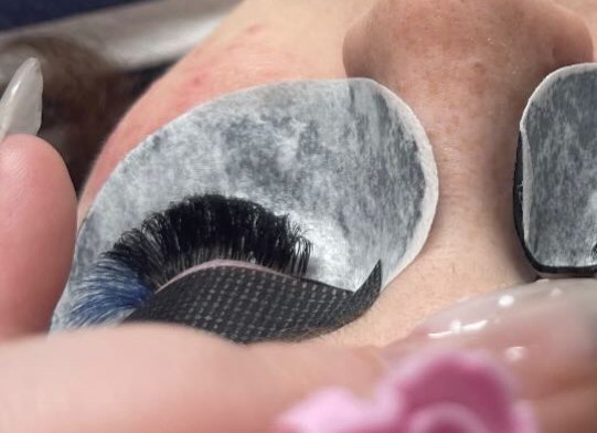 Lash extensions two weeks after the set, before a fill