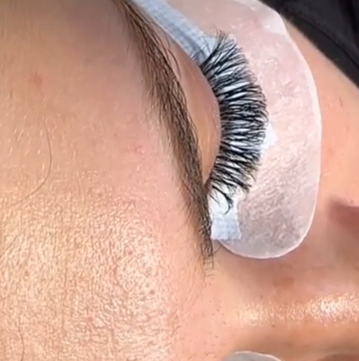 Lash extensions two weeks after the set