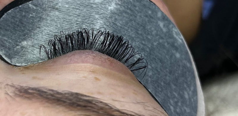 Lash extensions two weeks after a full set