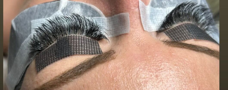 Lash extensions three weeks after the set